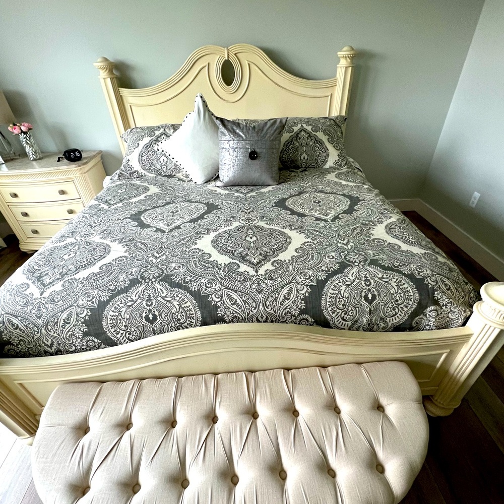 NWOT Tahari King-sized duvet set
